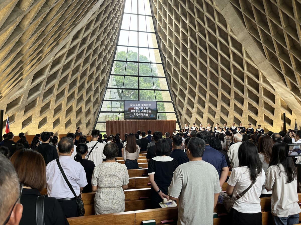 東海大學為不幸於車禍中喪生的會計系林姓女學生，在路思義教堂舉辦追思會。 圖：實習記者張博森/攝（資料照）。