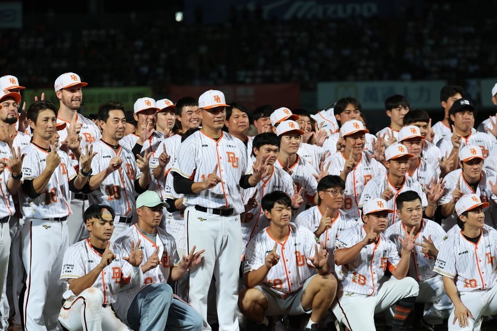 中職統一7-ELEVEn獅隊投手「嘟嘟」潘威倫29日回到「第二故鄉」台南舉辦引退儀式，提到棒球不只是團隊運動更超越個人、家庭和國界，「感謝你們和我一起創造傳奇」。圖為儀式與隊友合照。 圖:統一獅隊提供