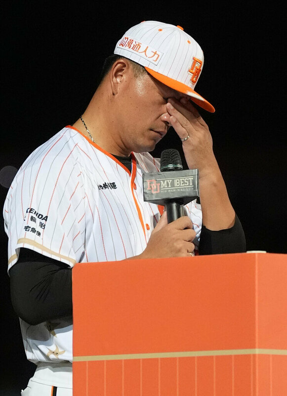 中職統一7-ELEVEn獅隊投手「嘟嘟」潘威倫（圖）29日回到「第二故鄉」台南舉辦引退儀式，也特別準備台語致詞，爸爸帶潘威倫走進棒球世界，講到爸爸潘威倫難忍情緒落淚，盼天上的爸爸能看見。 圖:統一獅隊提供