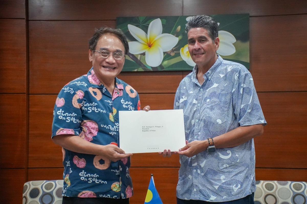 曾智勇Ljaucu·Zingrur特使拜會帛琉共和國惠恕仁總統並正式遞交祝賀國書。 圖：原民會提供