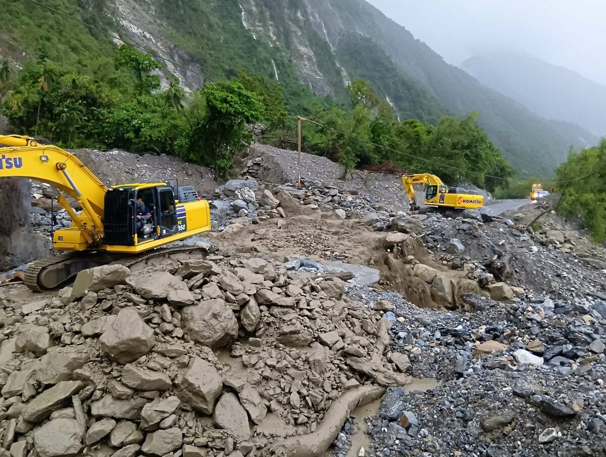 公路局表示，經現場CCTV監看即時影像，台9線164.5k崇德路段發生土石流。 圖：交通部公路局／提供