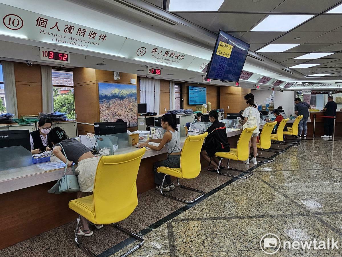 外交部啟動颱風應變機制，提前開放明後兩天可領護照，領照時間延至晚間7時。 圖：林昀真/攝