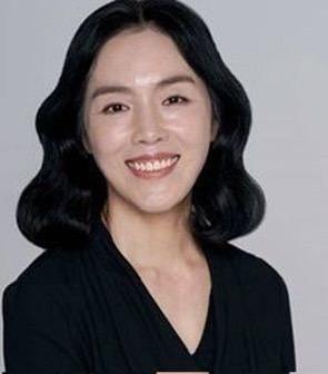 在《黑暗榮耀》中飾演同珢媽的南韓演員朴志雅，近日因腦出血送醫，最終於30日凌晨腦出血離世，享年52歲。 圖：攝自韓網