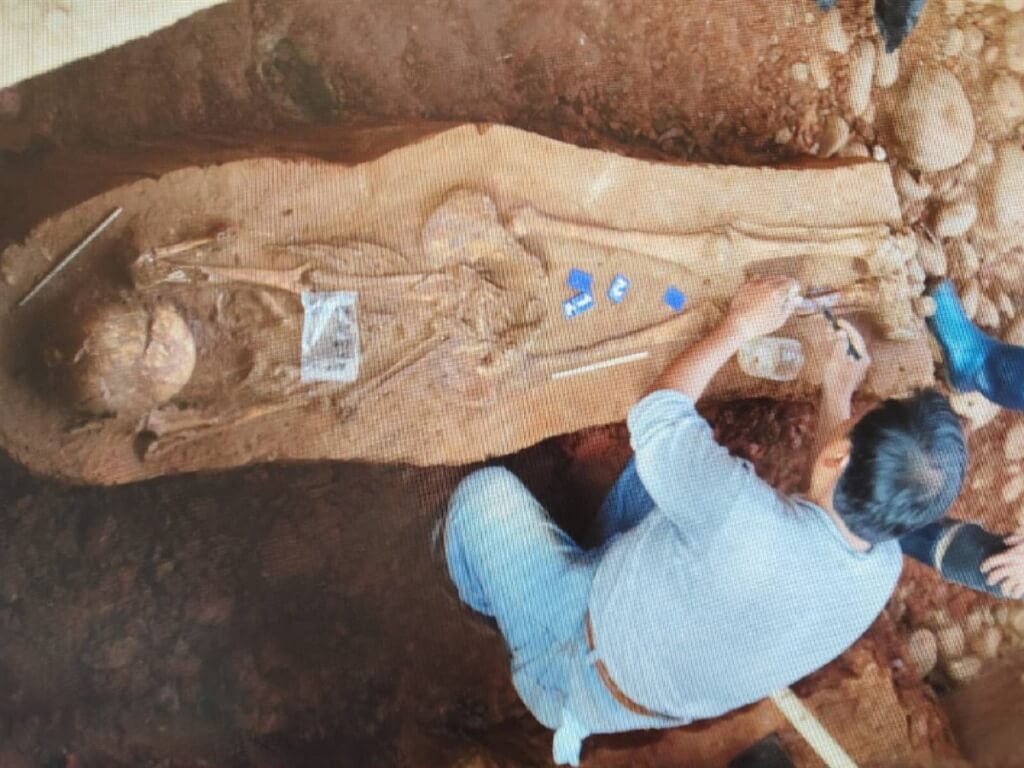 台中市文化資產處指出，安和路考古遺址位於西屯區協和里，綜觀遺址過往發掘以及周邊採集所見內涵與文化特色，應為承接新石器時代早期的大坌坑文化至中期的牛罵頭文化，遺址目前規劃為安和公園。圖為安和遺址民國104年間首具出土人骨。 圖：中央社