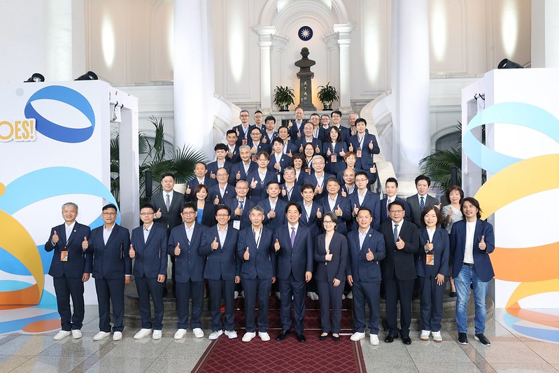 賴清德總統及蕭美琴副總統今（30）天接見「2024第47屆國際技能競賽代表團」後合影。 圖：總統府提供