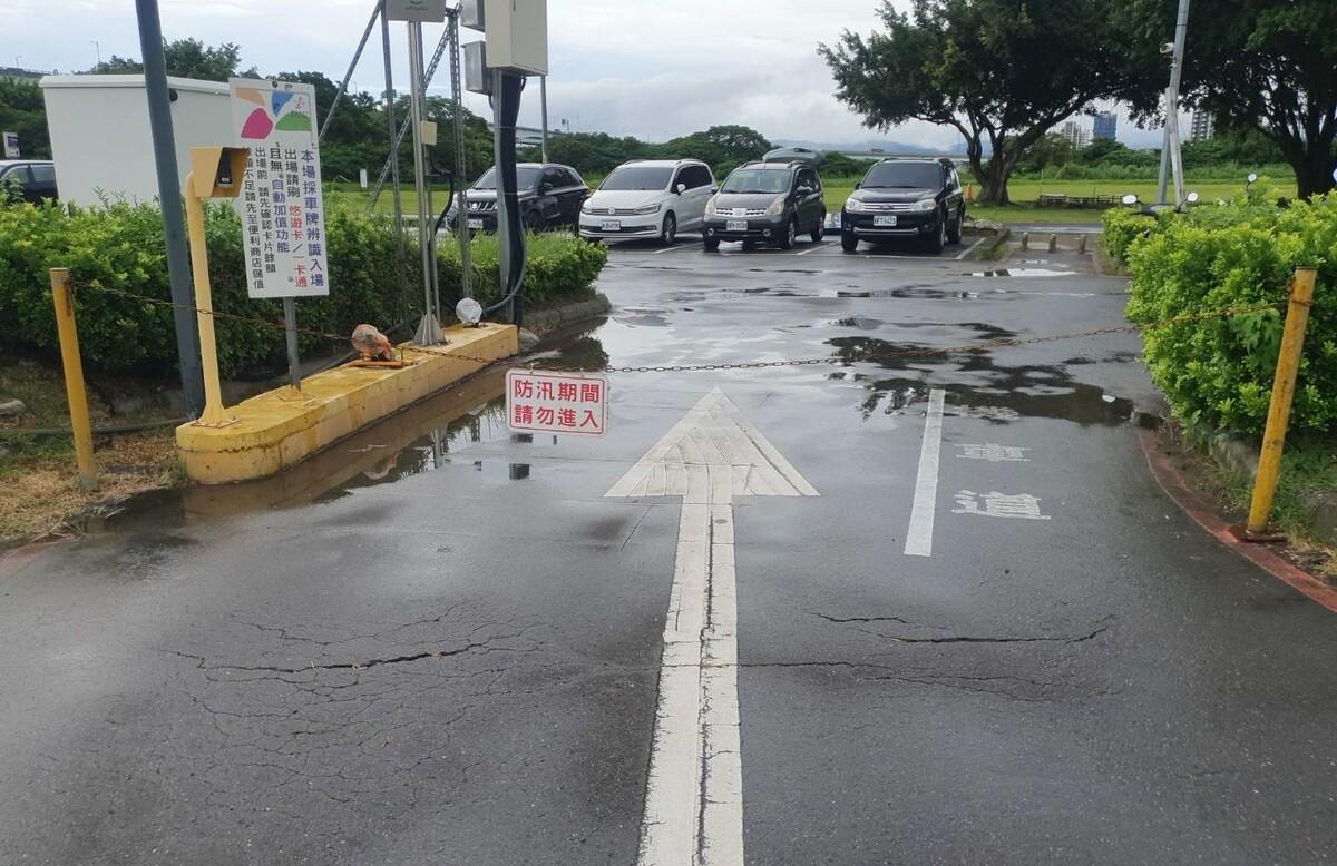 新北市高灘地停車場10/1上午9時起「只出不進」，同時開放水門周邊部分道路紅黃線停車。 圖：新北市政府高灘處／提供