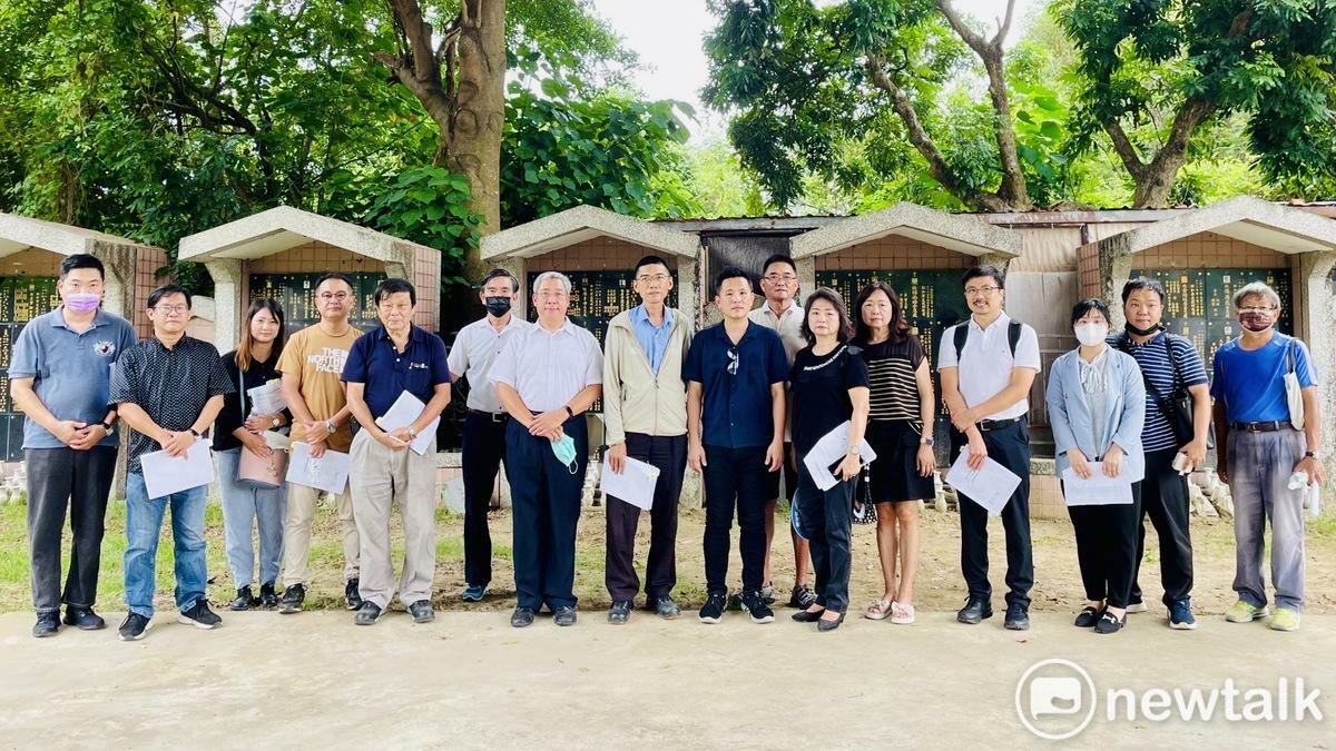 數百位墓園家屬去年接到市府要求遷葬消息均感憤慨，5月間組成自救會訴求全區保留，8月間向市府文化資產管理處提報文化景觀資產保存。文資處委託台南大學進行文資調查，並自113年3月起會同審查委員與墓主家屬進行現場勘查，今日上午為第12次也是最後一次場勘，有數十位家屬到場並表達反對遷葬。 圖：陳以信服務處提供