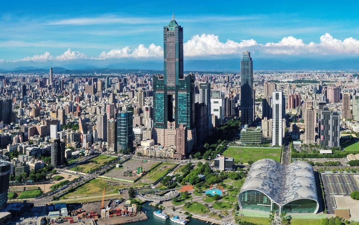 高雄市長陳其邁持續積極發展亞灣新灣區，除鴻海日宣布將攜手輝達在「 高雄軟體園區 」打造先進 AI 算力中心，聯手深化 AI、電動車、智慧城市、機器人、智慧工廠領域外，全球網通大廠思科（ CISCO ）也宣布啟動「台灣數位加速計畫3.0」，首站也落腳在高雄亞灣區，而AMD 研發中心也將落腳高雄亞灣區。 圖：維基百科