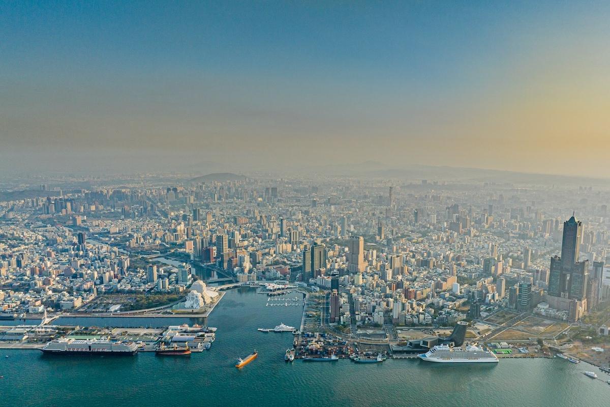 高雄市長陳其邁持續積極發展亞灣新灣區，除鴻海日宣布將攜手輝達在「 高雄軟體園區 」打造先進 AI 算力中心，聯手深化 AI、電動車、智慧城市、機器人、智慧工廠領域外，全球網通大廠思科（ CISCO ）也宣布啟動「台灣數位加速計畫3.0」，首站也落腳在高雄亞灣區，而AMD 研發中心也將落腳高雄亞灣區。 圖：維基百科