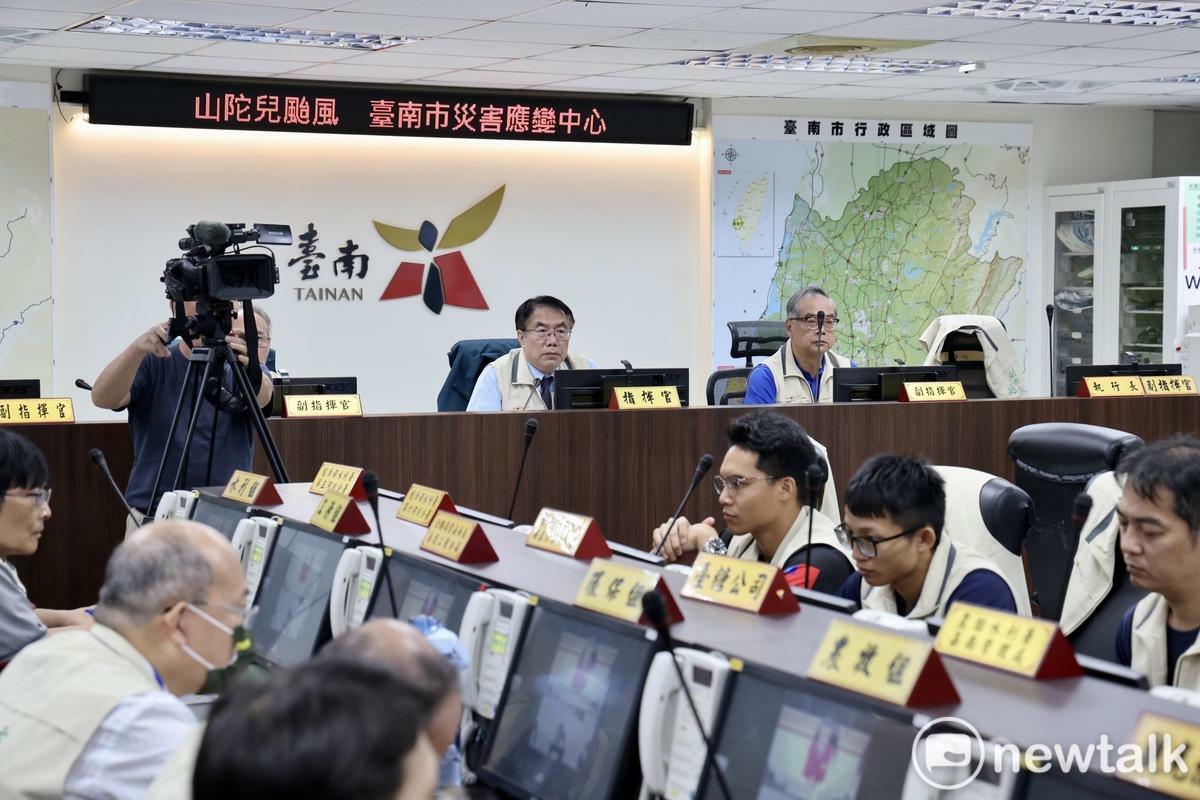 山陀兒颱風台南市災害應變中心已於今日下午1時提升為二級第一階段開設，台南市長黃偉哲出席視訊會議時，除與中央災害應變中心連線，向行政院長卓榮泰彙報台南市相關防颱工作，也聽取最新颱風動態及台南各區防颱進度，要求水利局加速永康鹽洲抽水站的進度，投入此次防災工作。該抽水站原訂於下週啟用。 圖：台南市政府提供
