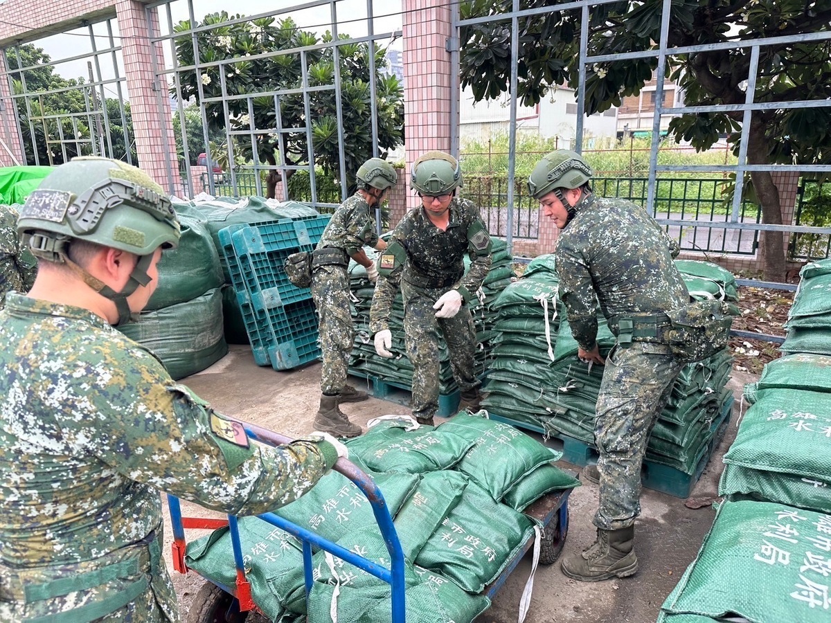 官兵協助防災沙包整理。  圖片來源 : 陸軍第四作戰區(資料畫面)