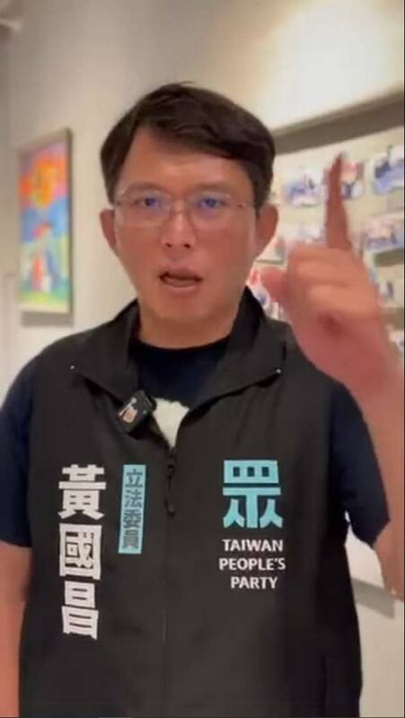 顏若芳PO出影片，2024年4月5日，黃國昌親自幫小草傳媒拍過推薦影片，痛批整個民眾黨儼然成了詐騙黨，說謊還不紅氣不喘。 圖：截自顏若芳臉書
