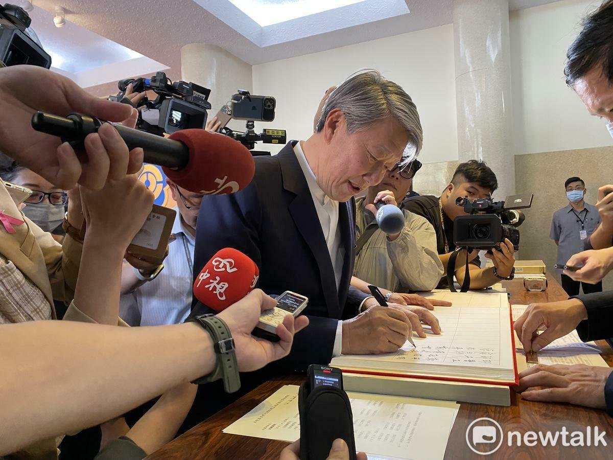 經濟部長郭智輝今（1）天到立法院會簽到。 圖：周煊惠 / 攝