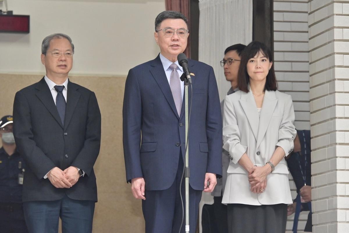 行政院長卓榮泰(中)在立法院受訪 資料照片：行政院提供