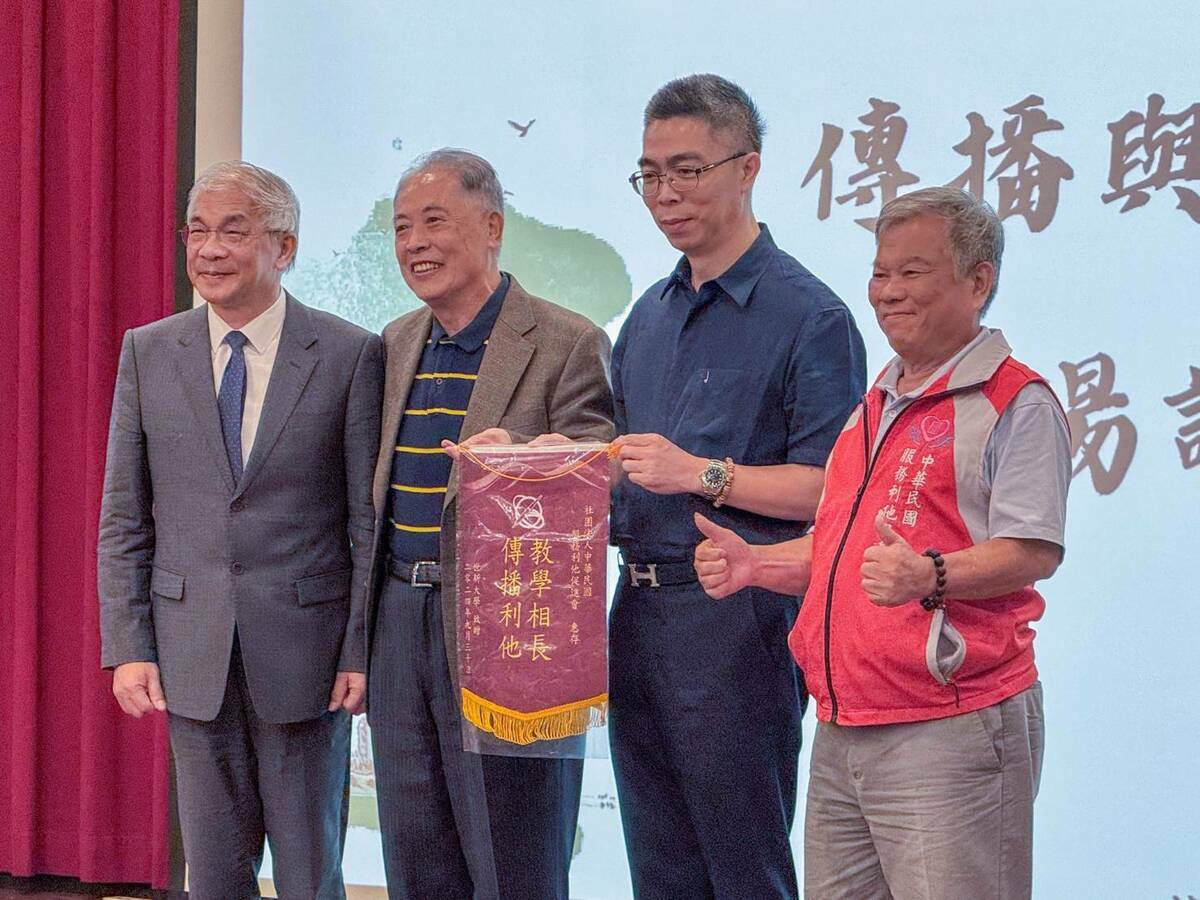 世新大學「傳播與利他」講座  攜手「服務利他促進會」宏揚良善、永續教育。世新大學攜手中華民國服務利他促進會開設「傳播與利他」講座。左起世新大學校長陳清河、服務利他促進會創會會長羅榮乾、理事長鄭浩任、榮譽理事長黃俊森。 圖: 世新大學/提供