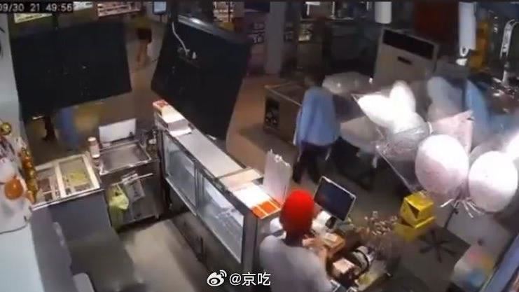 中國上海某超市發生隨機砍人案，男子持雙刀闖入超市行凶，造成3死15傷。 圖：翻攝微博