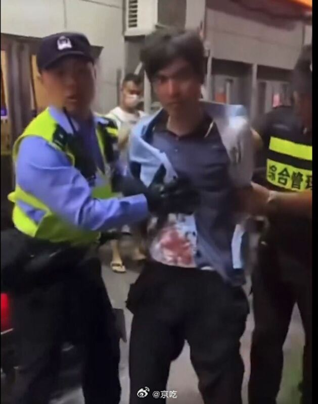 中國上海某超市發生隨機砍人案，男子持雙刀闖入超市行凶，造成3死15傷。 圖：翻攝微博
