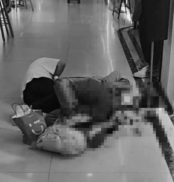 中國上海某超市發生隨機砍人案，男子持雙刀闖入超市行凶，造成3死15傷。 圖：翻攝微博