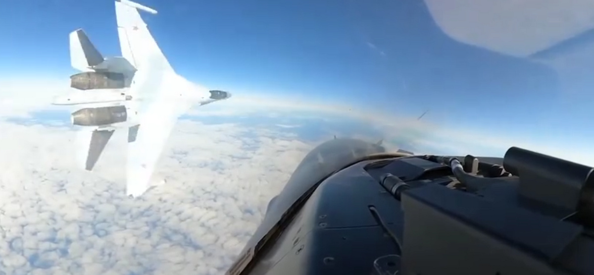 北美防空司令部的飛機 9 月23 日在阿拉斯加防空識別區攔截了俄羅斯軍機，在此過程中 1 架俄軍 Su-35 戰機進行了可能危及所有人的動作。 圖：翻攝自央視