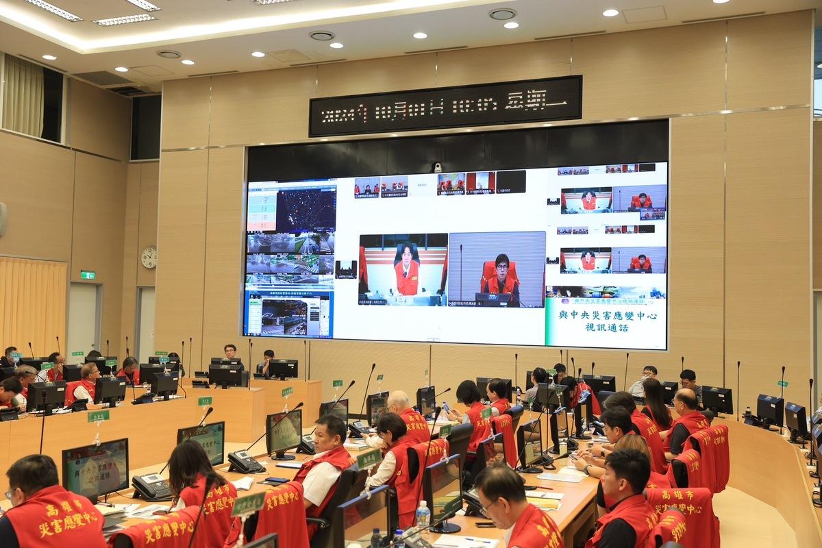 陳其邁坐鎮災害應變中心，與賴清德進行視訊會議。 圖：高雄市政府提供