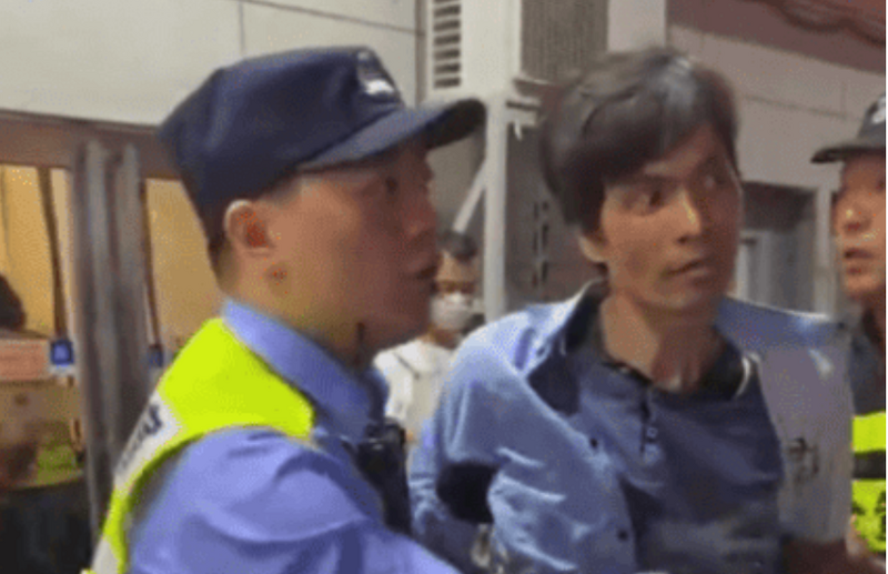 中國上海某超市發生隨機砍人案，男子持雙刀闖入超市行凶，造成3死15傷。 圖：翻攝微博