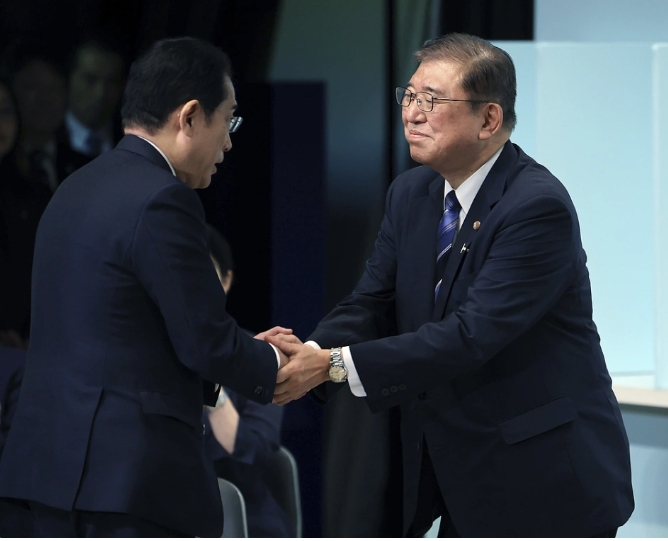在石破茂(右)9月27日當選日本自民黨總裁後，與岸田文雄握手。 圖 : 翻攝自視覺中國