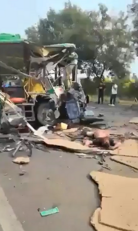 中國最近發生一起恐怖事件，有人在公車上引爆攜帶的爆炸物，使公車因失控而撞上大貨車。 圖：翻攝自德潤傳媒 X 帳號