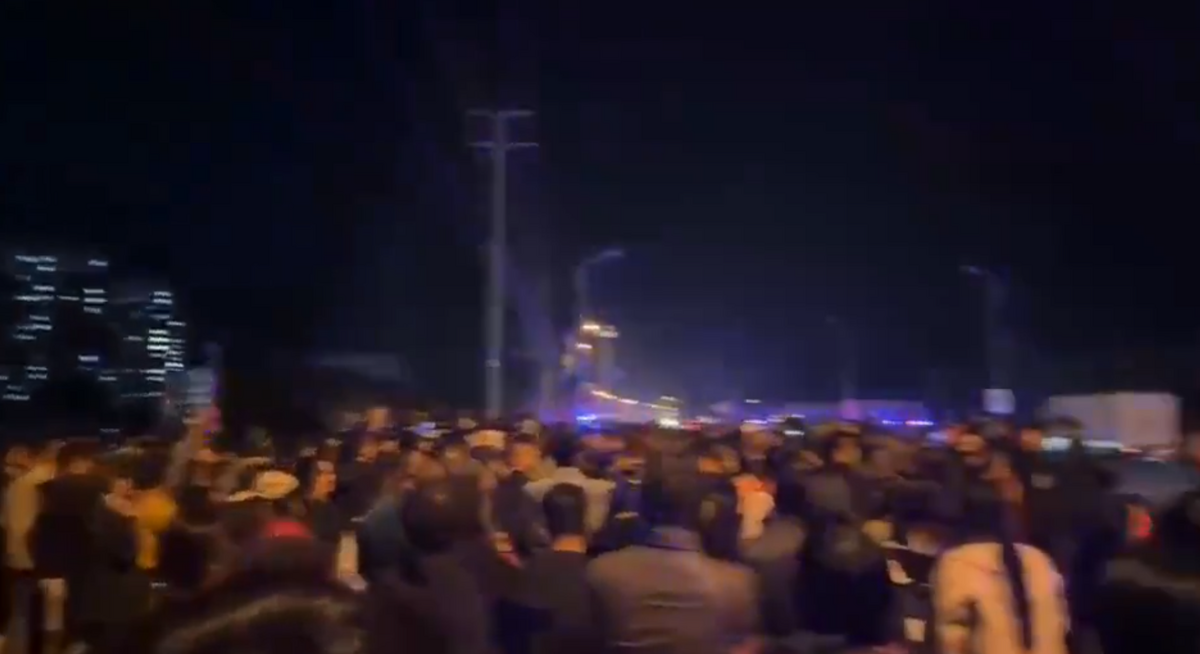 遼寧錦州傳出一副市長被滅門，現場聚集大量群眾與警車。 圖：翻攝自日人民報 X 帳號