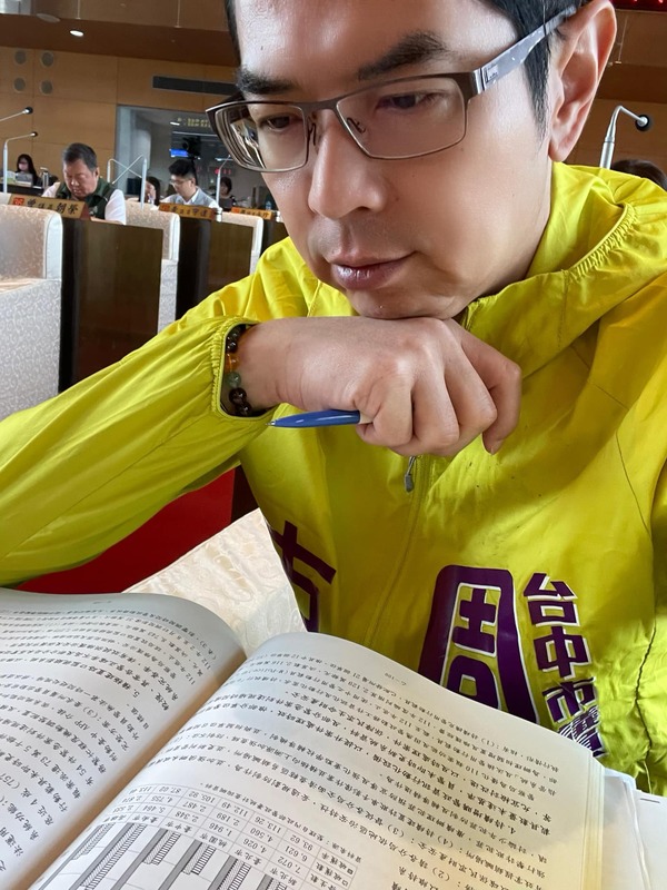 台中市議員周永鴻指中市府行政效率差，遲遲不提供專案報告書面資料給各市議員， 想拖延議員審視市政資料的時間。 圖：周永鴻/提供