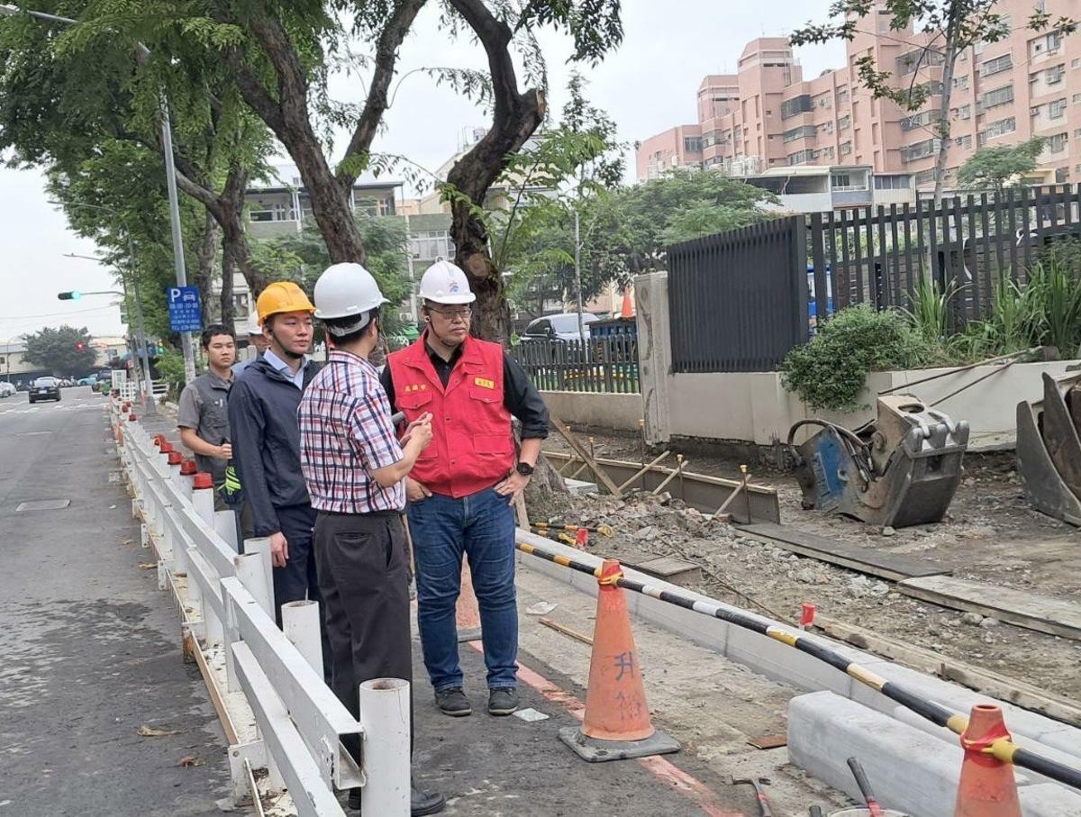 李懷仁(右一)、吳立森(右三)視察學校通學道改善工程。 圖：高雄市教育局/提供