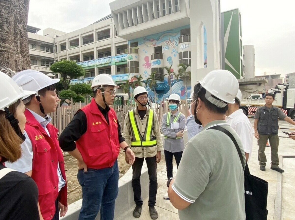 李懷仁(左三)視察學校防颱整備情形。 圖：高雄市教育局/提供