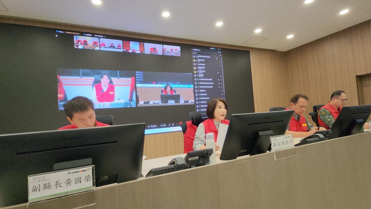 周春米(左二)日與賴清德視訊報告防颱整備情形。 圖：屏東縣政府提供