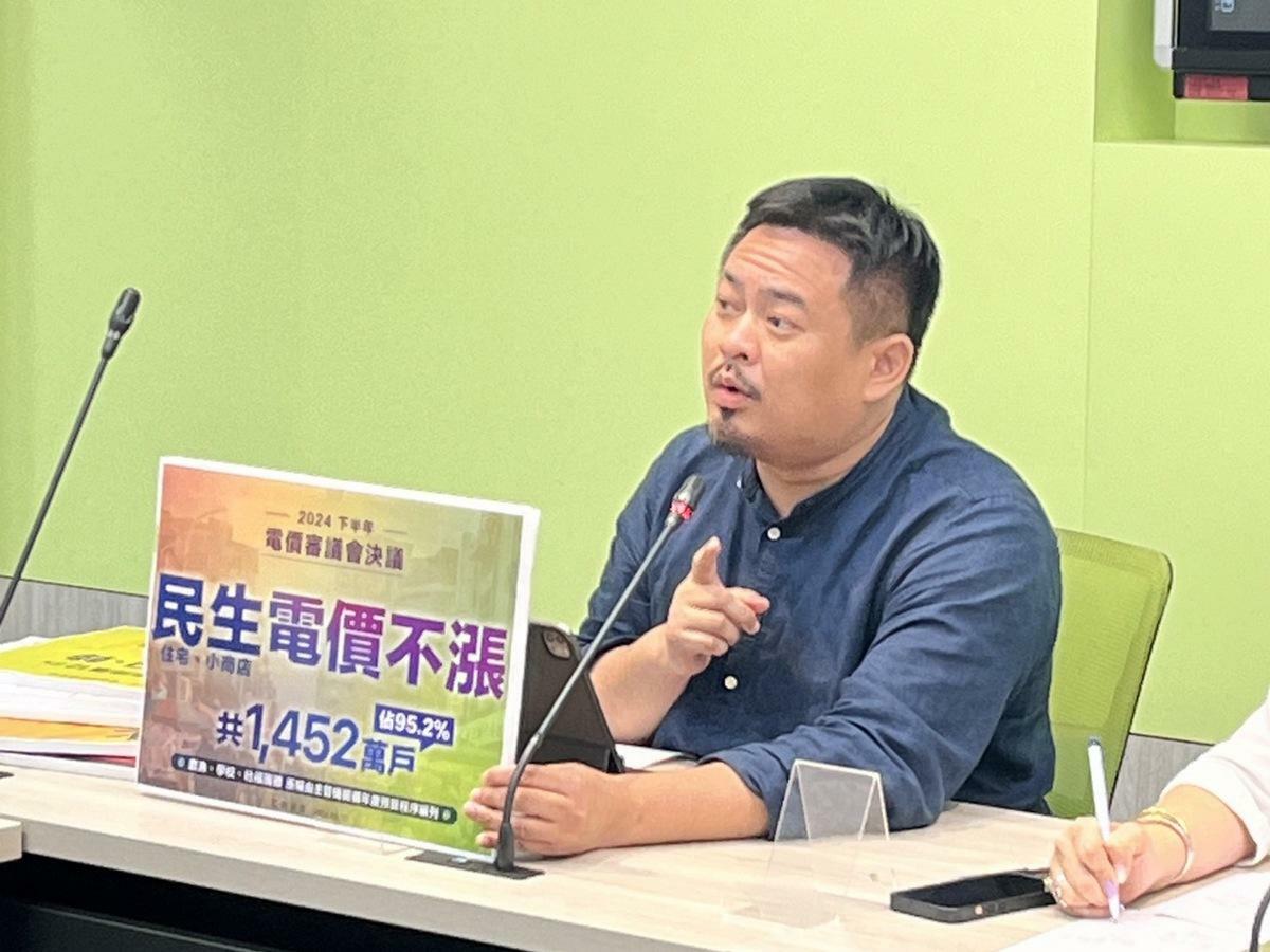 民進黨團副幹事長洪申翰指出，目前電價審議模式是依今年7月三黨共識下的修正版本。 圖：金大鈞／攝