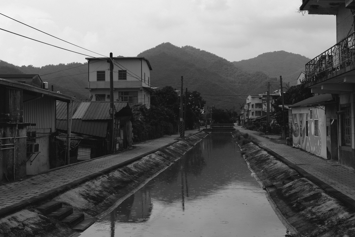 美濃著名水圳成為《小雁與吳愛麗》電影場景。 圖：台灣白令電影有限公司提供.