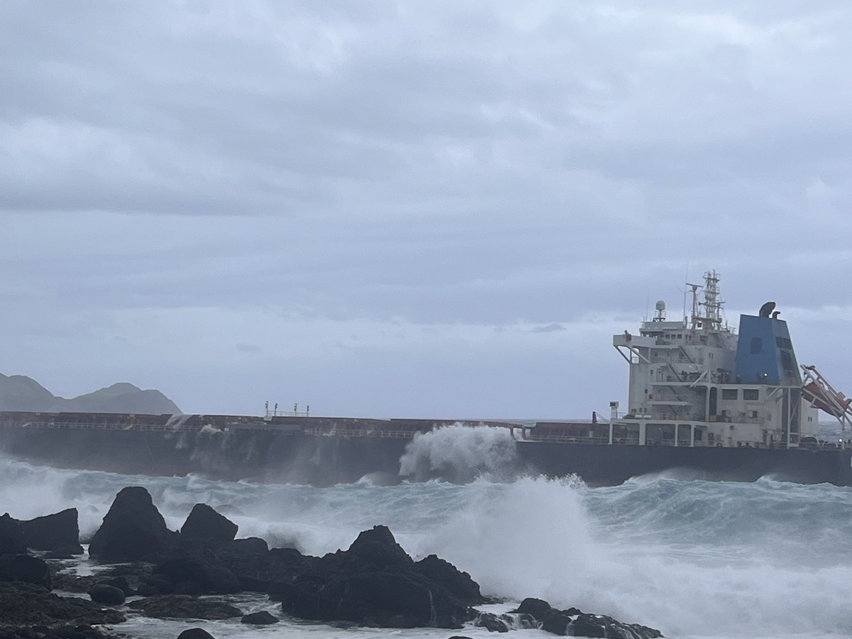 巴貝多籍「BLUE LAGOON」礦砂船，在台東機場東南外海，機艙進水、傾斜。 圖：海巡署提供