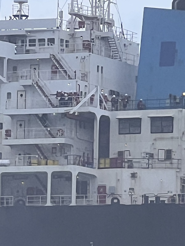巴貝多籍「BLUE LAGOON」礦砂船，在台東機場東南外海，機艙進水、傾斜，1日清晨宣布棄船，19船員受困待援。 圖：海巡署提供