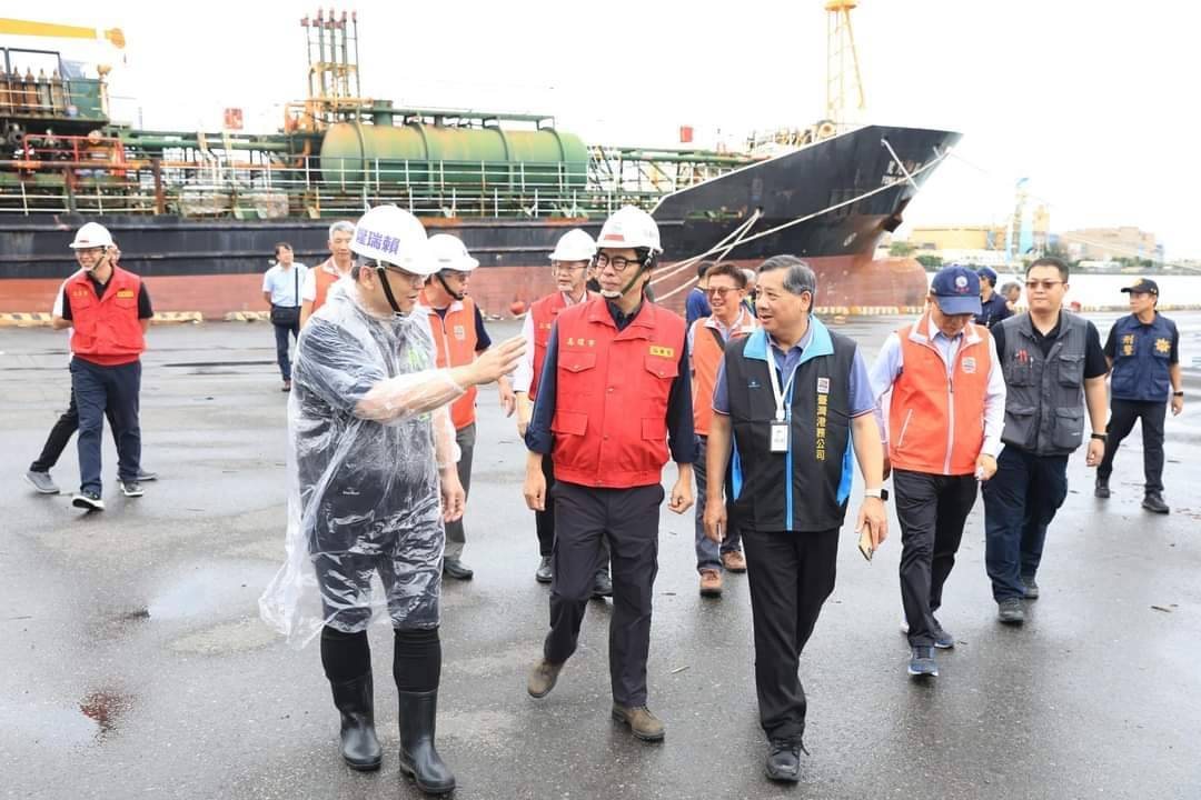 陳其邁（中）提醒市民一定要做好防颱準備，並減少不必要的外出。 圖：高雄市政府提供