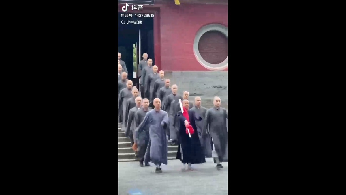 為了慶祝中國的十一國慶，少林寺眾僧踏著整齊的腳步，前往廣場升旗致意，證實中國共產黨的手已經伸向了宗教領域。 圖：擷取自 @fang_danie121 X 分享影片