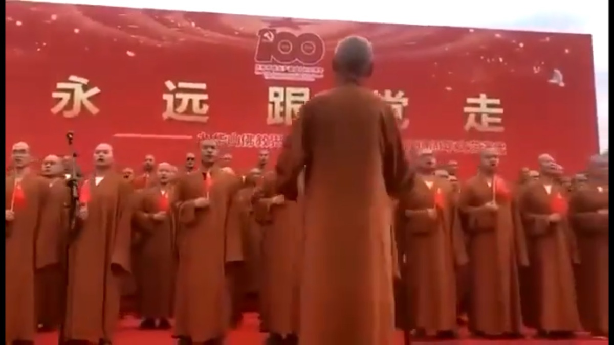 九華山佛教團在共產黨建黨 100 周年之際，發起合唱活動唱紅歌慶祝，讓許多海外網友感到十分不適。 圖：擷取自 @fang_danie121 X 分享影片