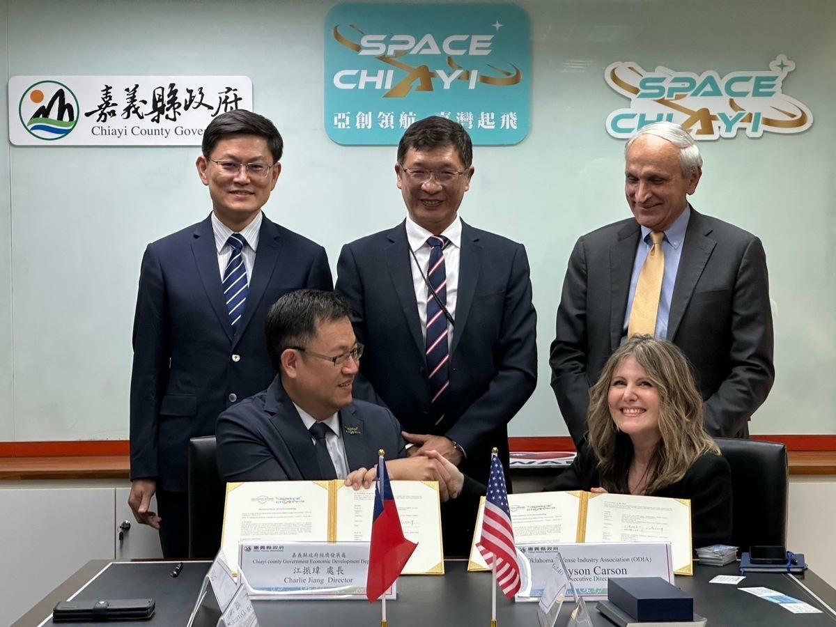 嘉義縣政府經發處江振瑋處長今日代表與奧克拉荷馬州國防產業協會Allyson Carson執行長簽署MOU奧克拉荷馬州能源暨環境廳長Ken McQueen、亞創中心廠協會羅正方理事長（第二排中間立者）及虎尾科技大學張禎元副校長共同見證。 圖：嘉義縣政府提供