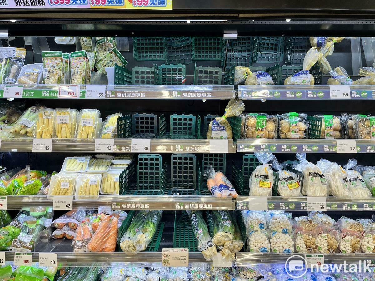 山陀兒颱風逼近，民眾搶購食物，面臨空貨架，林口長庚醫師許哲綸提供五項建議，幫助民眾颱風期間也能保持健康飲食。 圖：曾郡秋／攝影