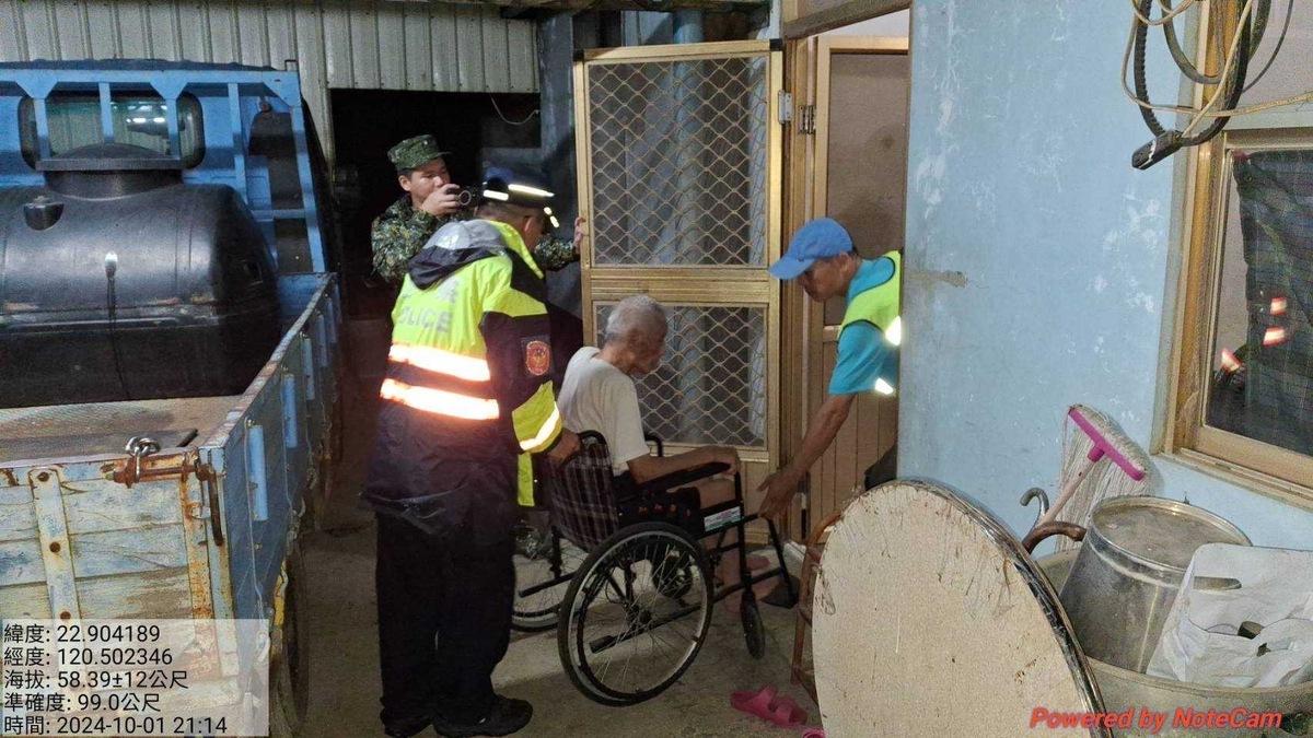 山區行動不便的長者撒離至安全地處所。 圖：高雄市政府提供