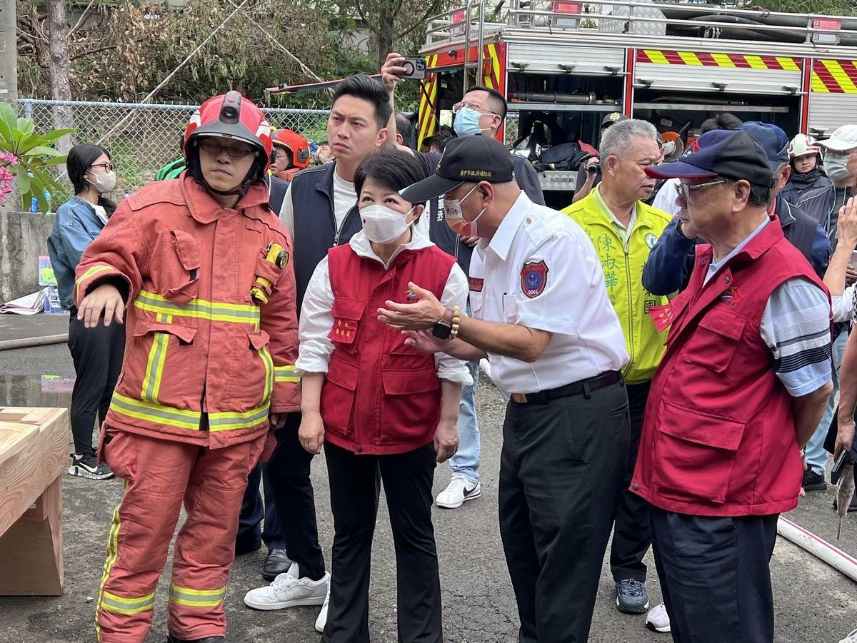 台中市發生家具工廠大火造成3死1傷，市長盧秀燕到現場了解救災情形。 圖：台中市政府/提供