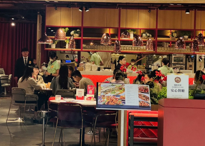 台中2日停班停課，但因颱風山陀兒行進速度較預期慢，上午未有明顯風雨，豐原太平洋百貨美食街中午出現用餐人潮。 圖：（民眾提供）中央社