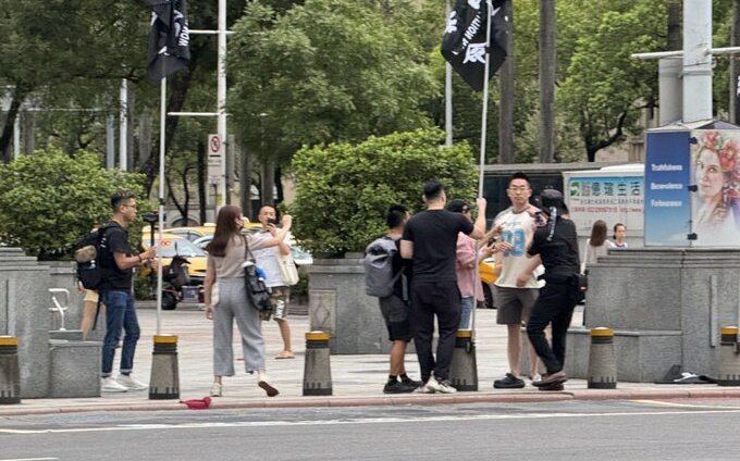 小粉紅在台鬧事「被帶回警局偵訊」王定宇：打破中國長臂管轄幻想