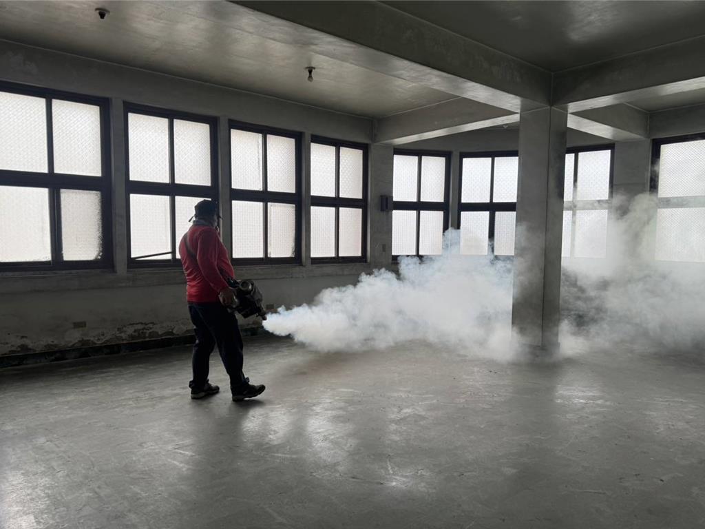 在山陀兒颱風期間，新北市衛生局長陳潤秋重申維持防疫措施，並指派200名人員進行社區消毒及清除病媒蚊。 圖：新北市政府／提供