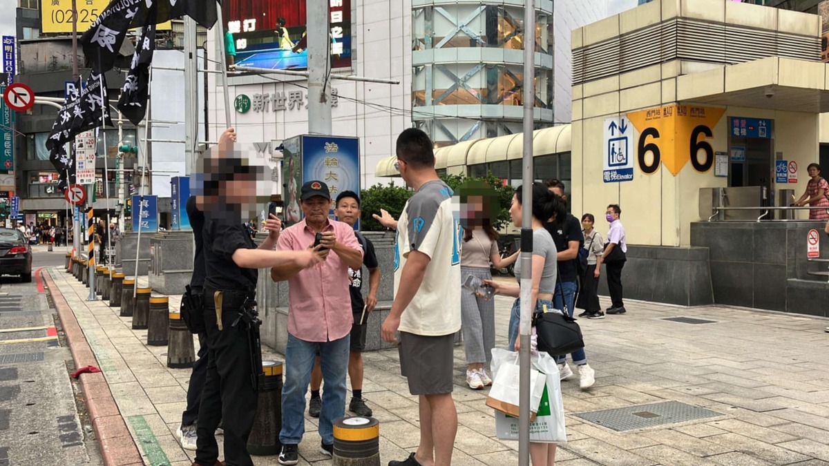 在台香港人團體 1 日在西門町舉辦「反中國國慶」活動，中國遊客鬧場搶旗子，北市警局員警到場勸阻後就讓對方離開，林延鳳痛批，不容中國挑戰台灣民主法治，要求北市警察局長積極查辦。 圖：香港邊城青年提供