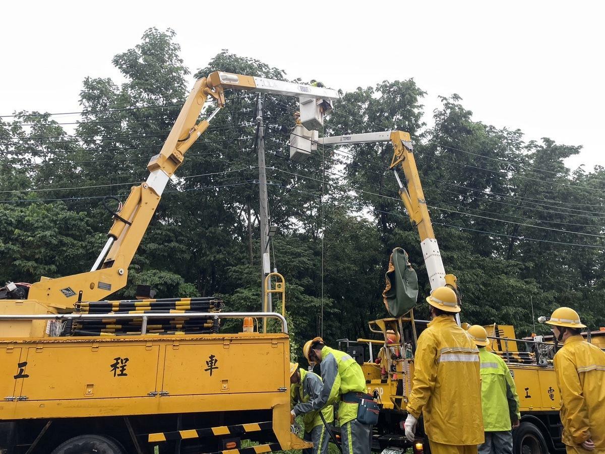 高雄地區受山陀兒颱風影響停電，台電陸續復電完成。 圖：台電高雄區處提供