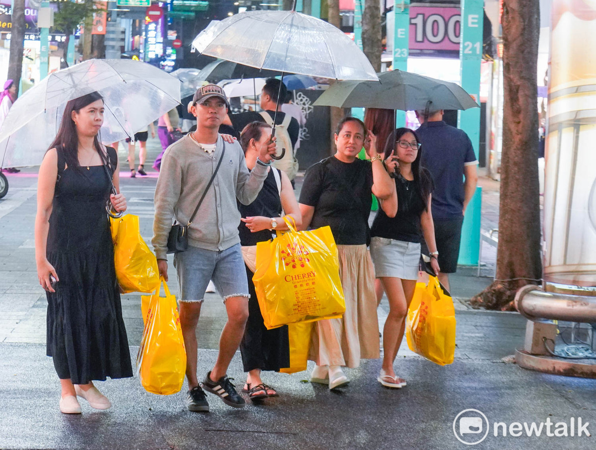 一些外籍旅客在西門町採購台灣伴手禮。 圖：張良一/攝
