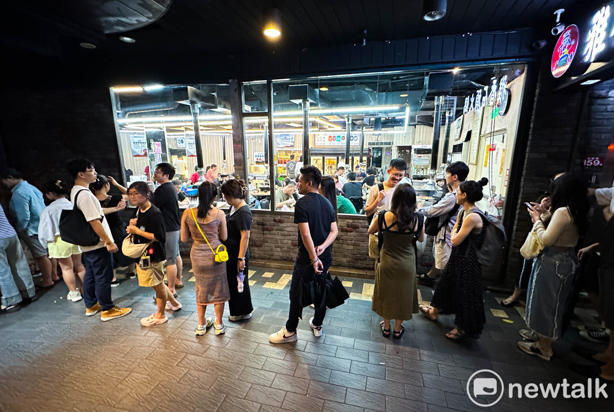 北市西門町附近一家火鍋店內座無虛席，店外的騎樓也有排隊人潮等著入內用餐。 圖：張良一/攝